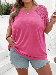 SHEIN CURVE+ Camiseta de manga corta con bloqueo de color y encaje, adecuada para vacaciones en la playa en verano estilo bohemio - Rosa Fucsia - Ver 3
