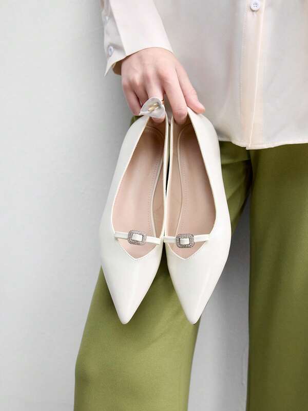 CUCCOO BIZCHIC Zapatos de mujer, zapatos planos de punta con cuero patentado blanco perla, hebilla con strass, decoración hueca, versátiles elegantes de uso diario y para ir al trabajo