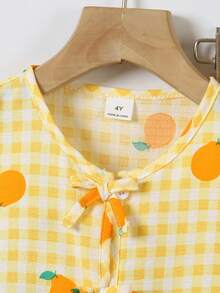 SHEIN Elladie kids 两件套女童休闲乡村橙色印花无袖上衣和阔腿裤套装，黄白格子底色搭配橙色水果乡村图案，腰部荷叶边下摆和蝴蝶结领口设计，搭配遮阳帽，化身果园仙子，适合日常穿着、亲子活动、春夏郊游和返校季。 - 黃色 - 查看 5