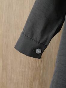 SHEIN 幼儿男童传统休闲长袖立领纽扣半开襟口袋长袍上衣，袖长可调节，侧开衩下摆设计，阿拉伯长袍，伊斯兰服装，卡夫坦长袍，沙特阿拉伯服饰，长袍，男童白色库尔塔，男童白色校服长袍，男童库尔塔，基本款型，适合春、夏、秋、冬四季穿着，3个月-3岁 - 深灰色 - 查看 4