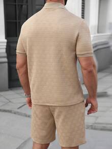 Manfinity Homme Bộ 2 món gồm áo polo nam thoải mái, họa tiết hình học dập nổi và quần short cạp chun có dây rút, thích hợp cho kỳ nghỉ, tiệc tùng, đi chơi, thể thao, công sở, phong cách Nhật Bản cổ điển, mùa xuân/thu, tuyệt vời để mặc hoặc làm quà tặng. - Màu Khaki - Xem 2