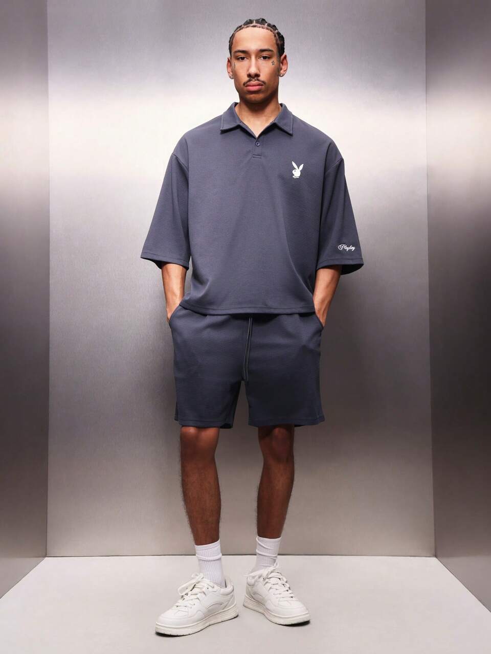 PLAYBOY X SUMWON Geripptes Polo- und Shorts-Set