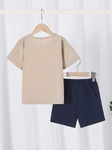 SHEIN 男童撞色“HOWDY”图案T恤和弧形拼接休闲短裤套装（2件套），夏季儿童服装 - 藏蓝色 - 查看 2
