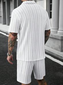 Manfinity CasualCool 男士黑白条纹短袖衬衫套装（含衬衫和短裤），采用褶皱面料，搭配弹力抽绳短裤，休闲百搭，适合春秋季穿着，可用于日常、办公、居家、聚会、约会、商务、驾车或骑行等各种场合，亦可搭配正装或休闲装。经典畅销山本系列衬衫套装。 - 黑與白 - 查看 2