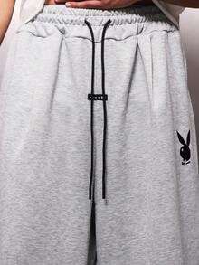 PLAYBOY X SUMWON Quần short jersey dáng suông, dài đến dưới đầu gối, có dây rút ở eo và chun co giãn, kiểu dáng rộng rãi, thoải mái, thích hợp cho mùa hè, có túi hai bên. - Xám - Xem 6