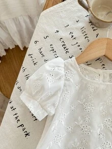 SHEIN LMoss Kids 这款女婴连体衣可爱百搭，休闲印花翻领衬衫，后背镂空设计，非常适合日常穿着。舒适、休闲又时尚，适合秋冬季节、生日派对、聚会、演出、婚礼、洗礼、学校典礼、室内外活动、日常生活、运动、玩耍、拍照、度假等场合。春夏季节也同样适合。 - 黃色 - 查看 6