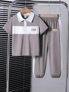 SHEIN Genkimix Kids Set de 2 piezas de camisa polo informal y pantalones para niño pequeño, con camisa de paneles de contraste y decoración de etiqueta tejida, pantalones con diseño de bloques de color y pierna entallada, tela cómoda, adecuado para verano y otoño - Gris - Ver 1