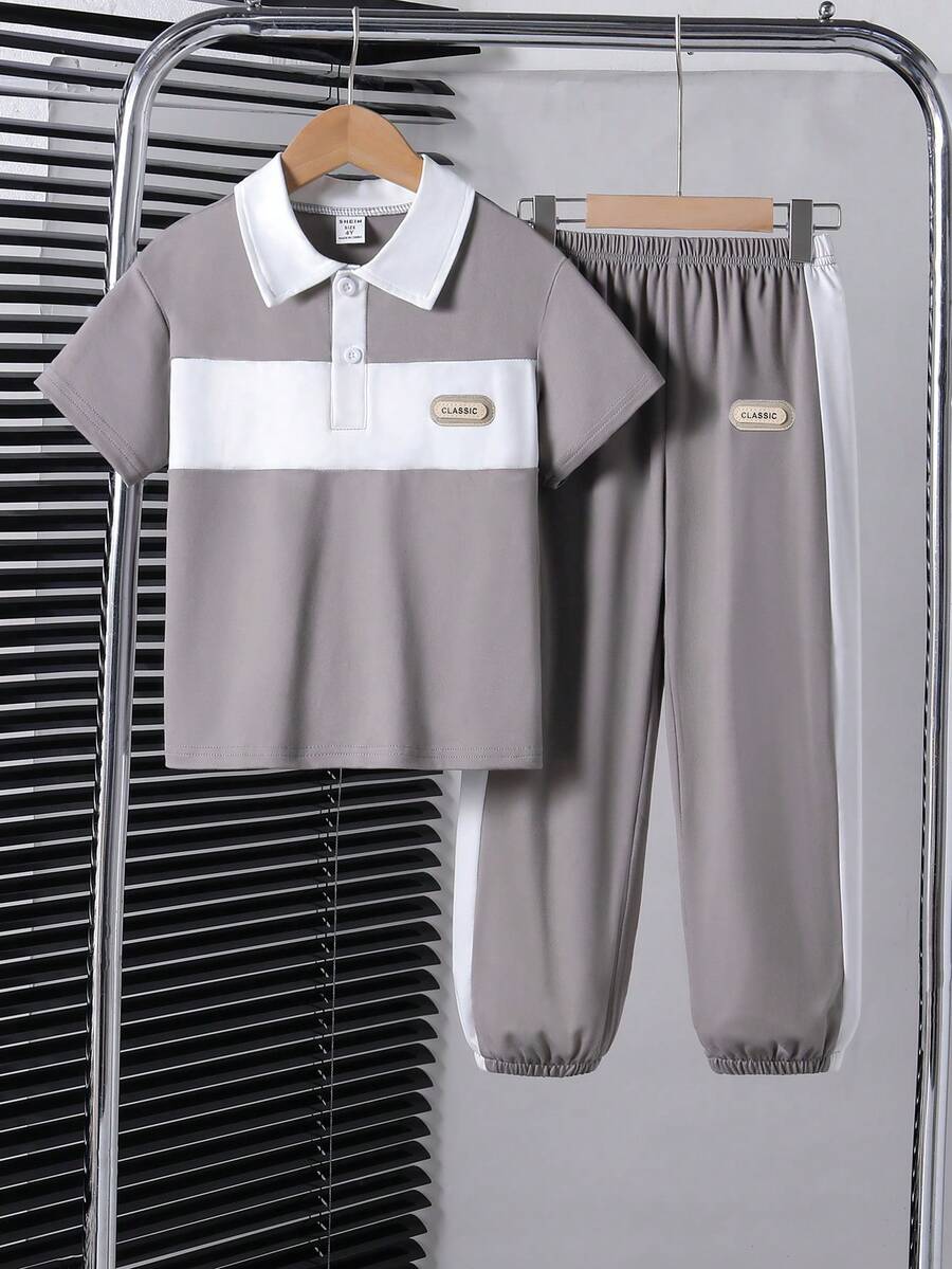 SHEIN Genkimix Kids Set de 2 piezas de camisa polo informal y pantalones para niño pequeño, con camisa de paneles de contraste y decoración de etiqueta tejida, pantalones con diseño de bloques de color y pierna entallada, tela cómoda, adecuado para verano y otoño - Gris - Ver 1