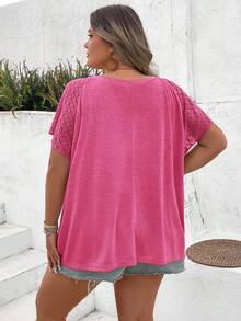 SHEIN CURVE+ Camiseta de manga corta con bloqueo de color y encaje, adecuada para vacaciones en la playa en verano estilo bohemio - Rosa Fucsia - Ver 2