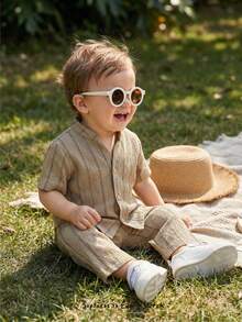 Cozy Pixies 2 Peças Conjunto de Cardigan de Manga Curta de Gola Redonda Versátil e Calça de Cintura Elástica em Cor Sólida e Textura Listrada para Bebê Menino - Caqui - Visão 1