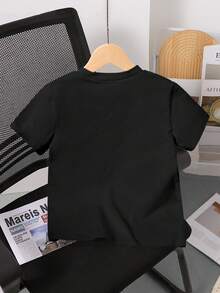 SHEIN Streecool Kids 男童积木图案印花圆领短袖T恤，适合节日、派对等场合，轻盈舒适，春夏皆宜，时尚休闲，适合户外、野餐、上学、度假等场合，也是一份贴心的礼物。 - 黑色 - 查看 2