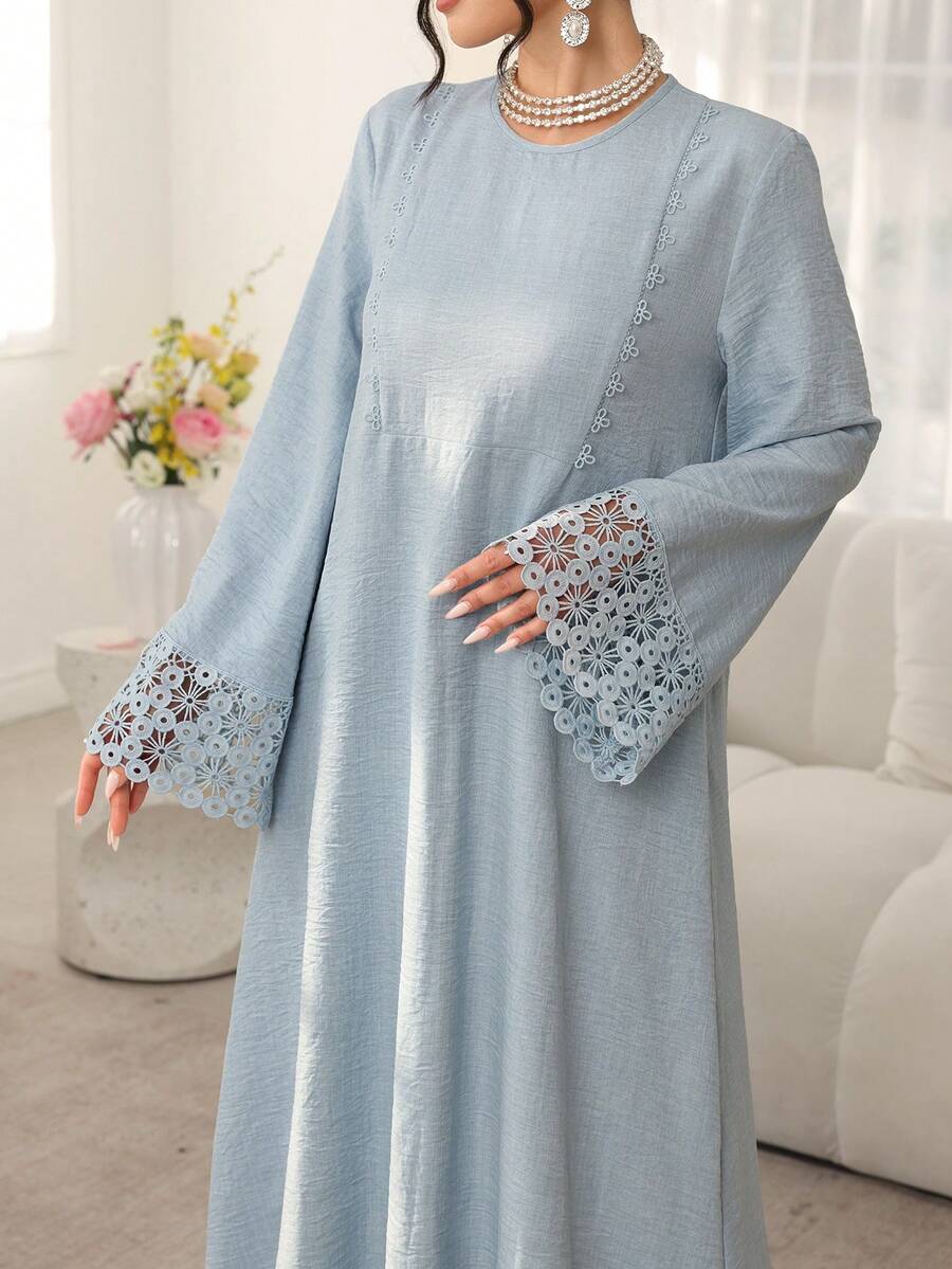 Al Najma 优雅撞色蕾丝喇叭袖宽松阿拉伯风格连衣裙 - 淺藍色 - 查看 1