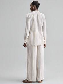 Ontre 2026春夏新款女士两件套：条纹印花长袖衬衫，侧开衩设计，搭配弹力腰直筒裤。现代优雅的婚礼宾客装扮，简约浪漫的法式奢华感，都市时尚的商务休闲办公装，低调奢华的气质，高品质的机场/邮轮旅行装，中东活动必备，四季皆宜，婚礼系列女士两件套。 - 彩色 - 查看 3