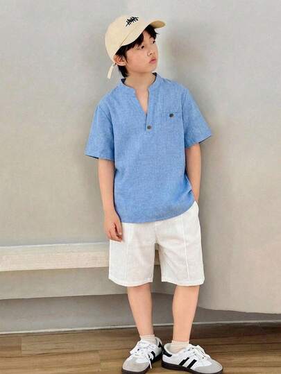 SHEIN Conjunto informal de camisa de manga corta con cuello en V y pantalones cortos para niño preadolescente, adecuado para ir y venir, la escuela, el uso casual diario, deportes, primavera/verano