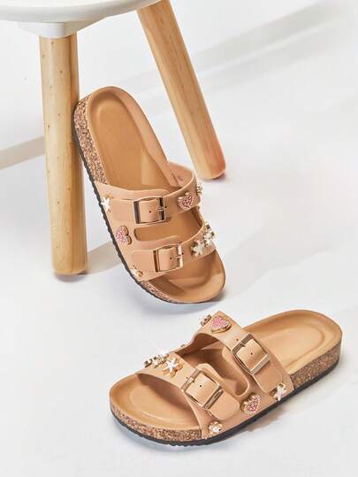 Mini mi Kindersandalen met ster- en hartjesbedeltjes, dubbele gesp, kurken voetbed en nude look – schattig, leuk en comfortabel.
