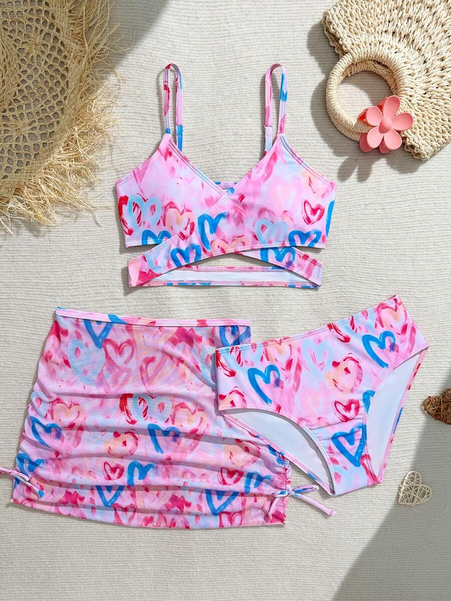 SHEIN 三件套少女泳装套装，包括网纱裙、可爱爱心图案针织泳衣、坦克背心式泳衣，时尚休闲优雅，适合游泳、度假和夏季穿着。这款三件套泳装套装包含少女比基尼、两件套泳衣、沙滩套装、爱心印花泳衣和三件套泳装，适合青少年女孩穿着，是夏季的理想搭配。