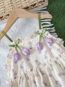 SHEIN Genkimix Kids 1件少女復活節3D鬱金香裝飾花卉圖案細肩帶洋裝，丁香紫碎花圖案少女洋裝 - 杏色 - 查看 3