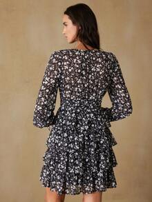 Revavyn Novo vestido mini romântico floral com camadas de bolo, decote em V, cintura alta e manga comprida - Multicolorido - Ver 2