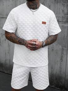 Manfinity CasualCool 男士针织T恤套装，菱形提花图案，时尚百搭，适合日常穿着，彰显男士绅士风范，休闲日常、周末旅行、户外活动、探险旅行、轻松的工作环境或半正式场合，也是送给男友/丈夫、周年纪念/生日、派对、夏季假期、婚礼、春夏、复活节等场合的理想之选。此外，还有男士白色绗缝短袖T恤短裤套装，休闲夏季两件套，白色短裤套装，男士两件套白色套装，男士休闲短裤两件套，男士夏季两件套，男士夏季运动套装。 - 白色 - 查看 8