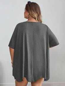 SHEIN CURVE+ 大码曲线/秋季服装/秋季女装/冬季女装/冬季服装大码方领不对称下摆口袋短袖T恤大码黑色上衣8XL女装6XL大码女装5XL大码大码上衣曲线，女士假日装扮女士秋季服装，冬季，曲线加大码 - 灰色 - 查看 2