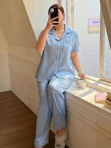 Dream Adore Conjunto de pijama de manga corta con cuello abierto, elegante y minimalista, con rayas verticales texturizadas y tejidas para mujer de talla grande - Celeste - Ver 4