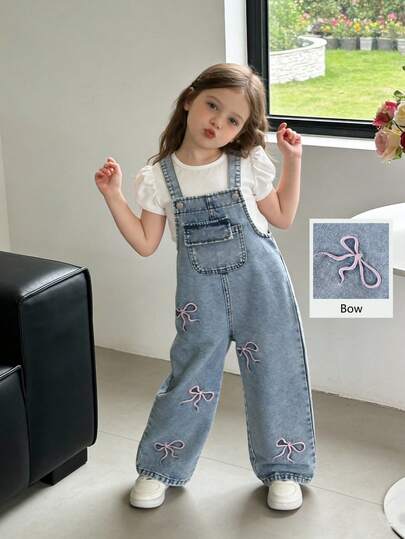 SHEIN ChillGRL Pantalones de peto vaqueros de estilo casual y versátil para niñas, color azul vaquero clásico vintage con bordado de lazo rosa, pierna recta holgada, tela de algodón vaquero cómoda, adecuado para uso diario, moda y versatilidad