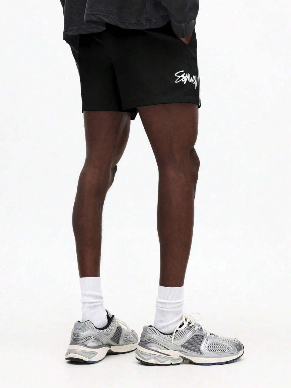 Pantaloncini con coulisse e dettagli in piping bianco