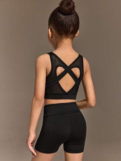 SHEIN Conjunto de top de tirantes negros y shorts para niñas, hecho de tela suave y elástica para un movimiento cómodo. Adecuado para jugar, salidas de verano y deportes casuales, combinando moda y practicidad para el uso deportivo diario.