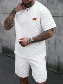 Manfinity CasualCool 男士针织T恤套装，菱形提花图案，时尚百搭，适合日常穿着，彰显男士绅士风范，休闲日常、周末旅行、户外活动、探险旅行、轻松的工作环境或半正式场合，也是送给男友/丈夫、周年纪念/生日、派对、夏季假期、婚礼、春夏、复活节等场合的理想之选。此外，还有男士白色绗缝短袖T恤短裤套装，休闲夏季两件套，白色短裤套装，男士两件套白色套装，男士休闲短裤两件套，男士夏季两件套，男士夏季运动套装。 - 白色 - 查看 4