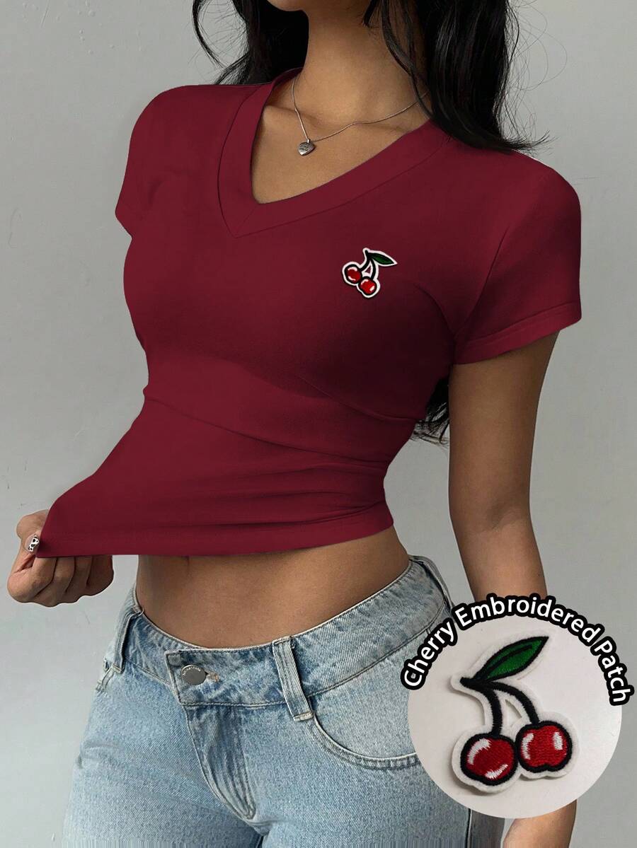 SHEIN BASICS Áo thun nữ cổ chữ V nhún bèo thêu họa tiết quả anh đào, kiểu dáng thường ngày, thích hợp cho mùa hè.