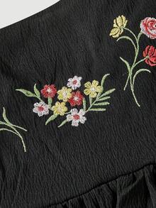 SHEIN MOD 黑色花卉刺绣泡泡袖娃娃衫，适合花园茶会、约会、派对、女士春夏、春假、度假、野餐等场合。黑色泡泡袖衬衫，花卉刺绣，方领，收腰设计，荷叶边下摆，质感面料，轻盈廓形，优雅细节，复古风格，轻盈舒适，柔软垂坠，女性柔美触感，彩色缝线，浪漫气息，精致图案，短袖，波西米亚风情，艺术魅力，宽松版型，适合夏季假期、度假、嘉年华、情人节、女士情人节、夏季、春假等场合。 - 黑色 - 查看 3