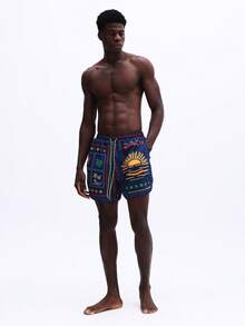 SUMWON 常规款男士沙滩短裤，采用鲜艳的拼接印花，弧形下摆，适合夏季度假、节日和游泳。 - 黑色 - 查看 3