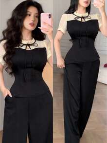 Set de 2 piezas de top de manga corta con nudo delantero y pantalones de color contrastante para mujer - Negro - Ver 2