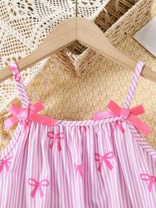 SHEIN 女童休闲可爱粉色条纹蝴蝶结印花可调节肩带荷叶边下摆吊带连衣裙，适合日常、居家、度假和休闲穿着 - 玫紅色 - 查看 5