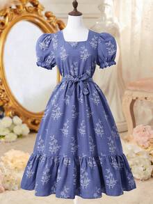 SHEIN 少女蓝色连衣裙。这款连衣裙采用方领、泡泡袖、收腰设计和多层裙摆，打造出青春靓丽的造型。整体轻盈透气，散发着温柔甜美的法式风情。适合日常通勤、周末郊游以及轻松的社交场合（下午茶、野餐等）。 - 藍色 - 查看 7