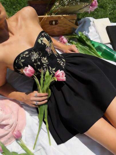 SHEIN MOD 复古黑色花卉提花无肩带连衣裙，采用束腰拼接设计，尽显皇家复古风情——完美适用于约会、派对、女士春夏连衣裙、海滩装、春假、生日、聚会、毕业典礼等场合。