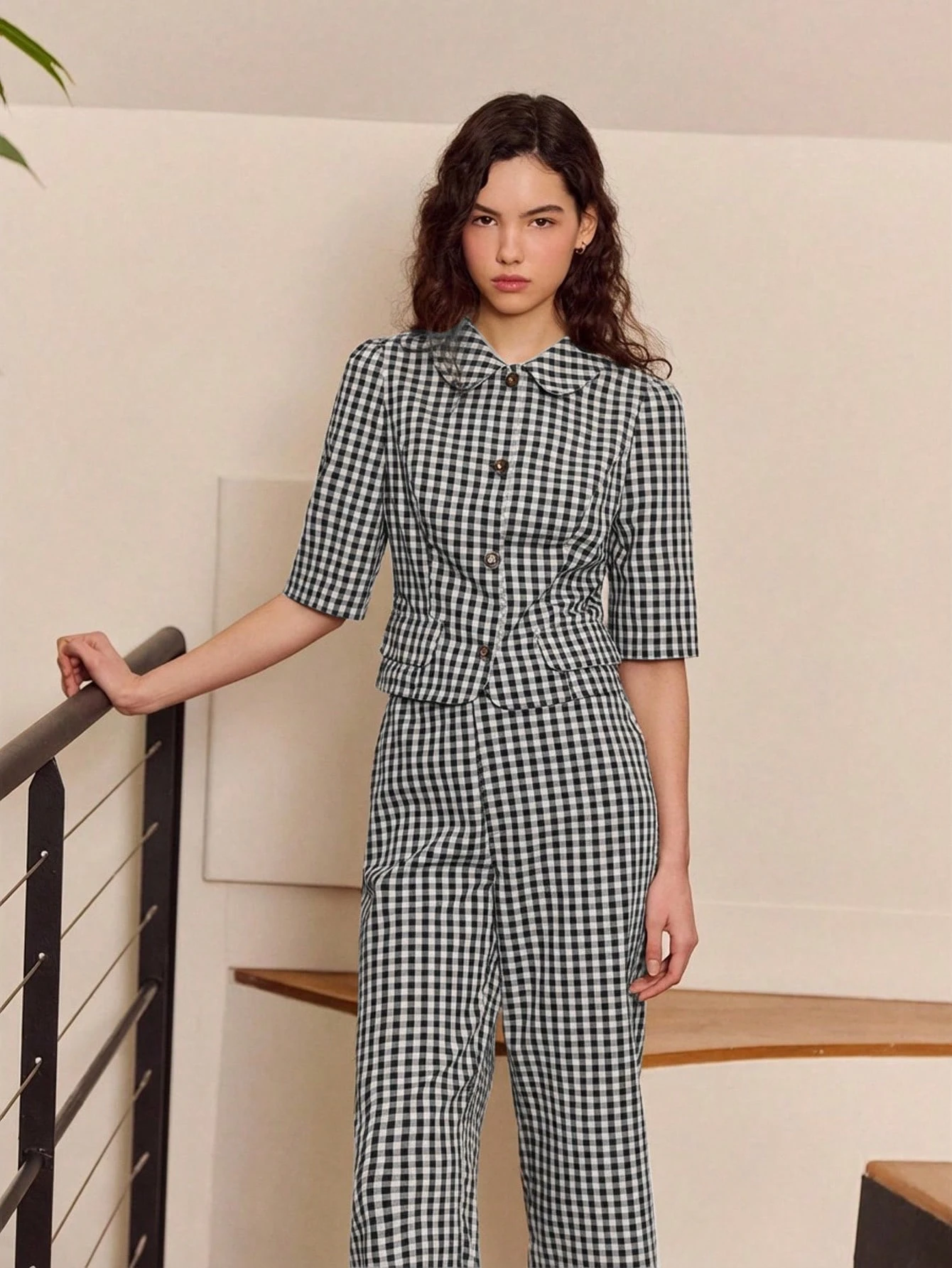 グリーンのギンガムチェックのボタンアップ半袖ジャケット。丸襟でキュートなヴィンテージスタイル。