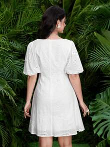 Modelyn Vestido blanco con cuello en V, mangas abullonadas y bordado de ojetes - Blanco - Ver 4