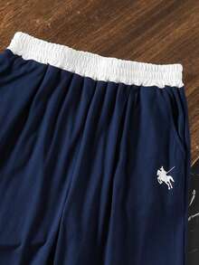 Un conjunto de verano de una pieza, manga corta, casual, con estampado descentrado, para adolescentes. Incluye pantalones rectos deportivos y casuales, y una blusa de manga corta ligera y cómoda. - azul real - Ver 4