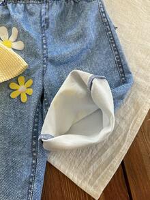 SHEIN Ce set de 2 pièces pour bébé fille est décontracté, simple, confortable et mignon. Il comprend un débardeur en tissu texturé et des patchs ornés, ainsi qu'un pantalon à jambes droites. Parfait pour le printemps et l'été. Set de printemps bébé jupe en jean, set bébé fille d'été en jean, sets de printemps pour fille avec fleurs, tenue marguerite, vêtements fleuris, ensembles d'été pour bébé fille - Jaune citron - Voir 9