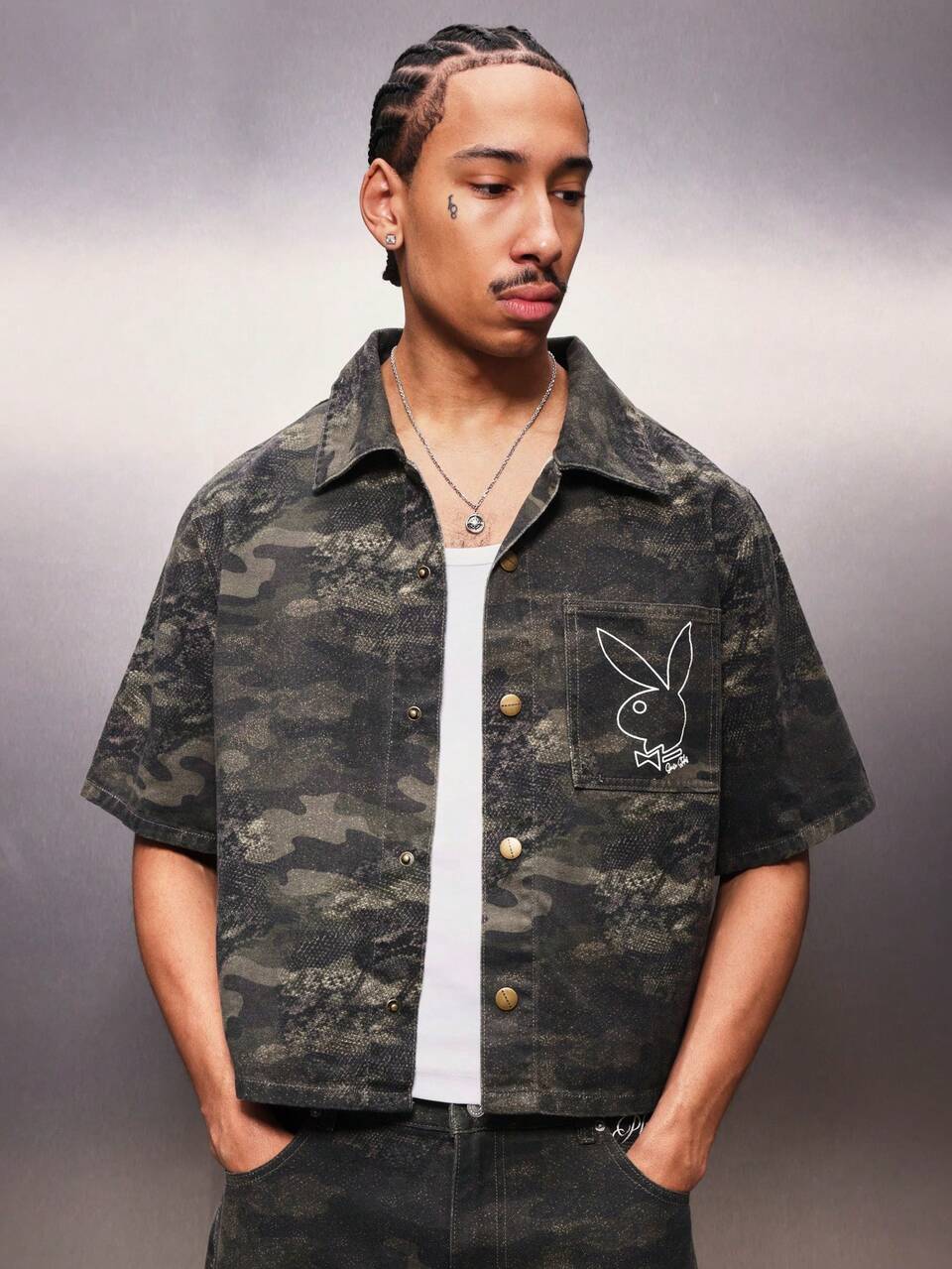 PLAYBOY X SUMWON ロゴ入り迷彩デニムシャツ