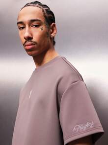 PLAYBOY X SUMWON 男士必备常规版型圆领短袖T恤，饰有白色兔子标志，休闲日常穿着 - 淺灰紫 - 查看 6