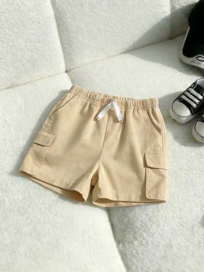 男童卡其色水洗宽松休闲牛仔短裤，弹性腰带配白色抽绳装饰。采用轻盈柔软的棉质牛仔面料，是时尚男孩的必备单品，适合春夏穿着，简约时尚，百搭实用，适合日常穿搭、外出和聚会。2025年秋季新品上市