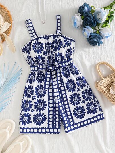 SHEIN 这是一款休闲度假风连衣裙，采用宽松无肩带设计，饰以蓝白印花，适合女孩和年轻女孩穿着。无论是日常休闲还是度假，都是女孩们的理想之选。