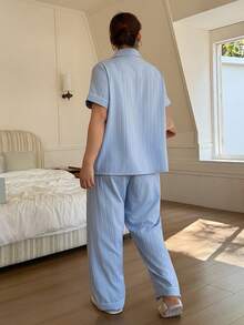 Dream Adore Conjunto de pijama de manga corta con cuello abierto, elegante y minimalista, con rayas verticales texturizadas y tejidas para mujer de talla grande - Celeste - Ver 2