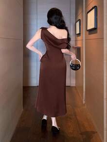 DAZY Women's Elegant Elegant Minimalist Solid Color Bow One-Shoulder Waist-Defining Long Dress - Burgundy - View 4