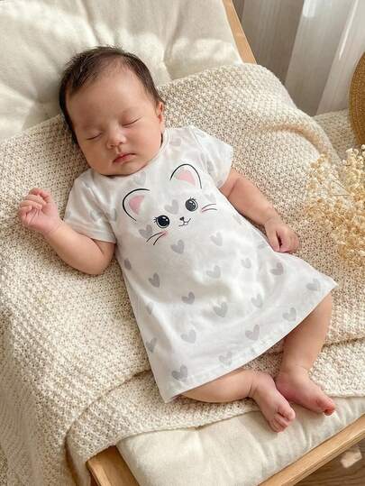 SHEIN Vestido casual recto de manga corta y cuello redondo, de punto suave con estampado de gato y corazón de dibujos animados para bebé niña recién nacida. Versátil, cómodo, lindo y fácil de usar, adecuado para varias ocasiones en verano