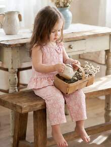SHEIN Playful Pals 女婴碎花荷叶边下摆无袖上衣和粉色裤子两件套，饰有粉色蝴蝶结，适合外出、日常穿着、居家休闲和派对穿着。 - 粉色 - 查看 1