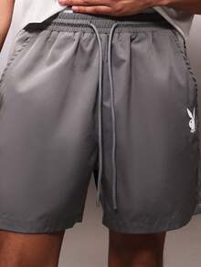 PLAYBOY X SUMWON 宽松套穿尼龙短裤，饰有兔子标志，抽绳腰带，侧边口袋，休闲夏季家居服 - 灰色 - 查看 6