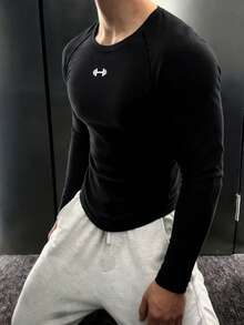 GymBeat Camiseta Esportiva Manga Longa Raglan com Impressão de Barra Olímpica para Homens - Preto - Visão 3